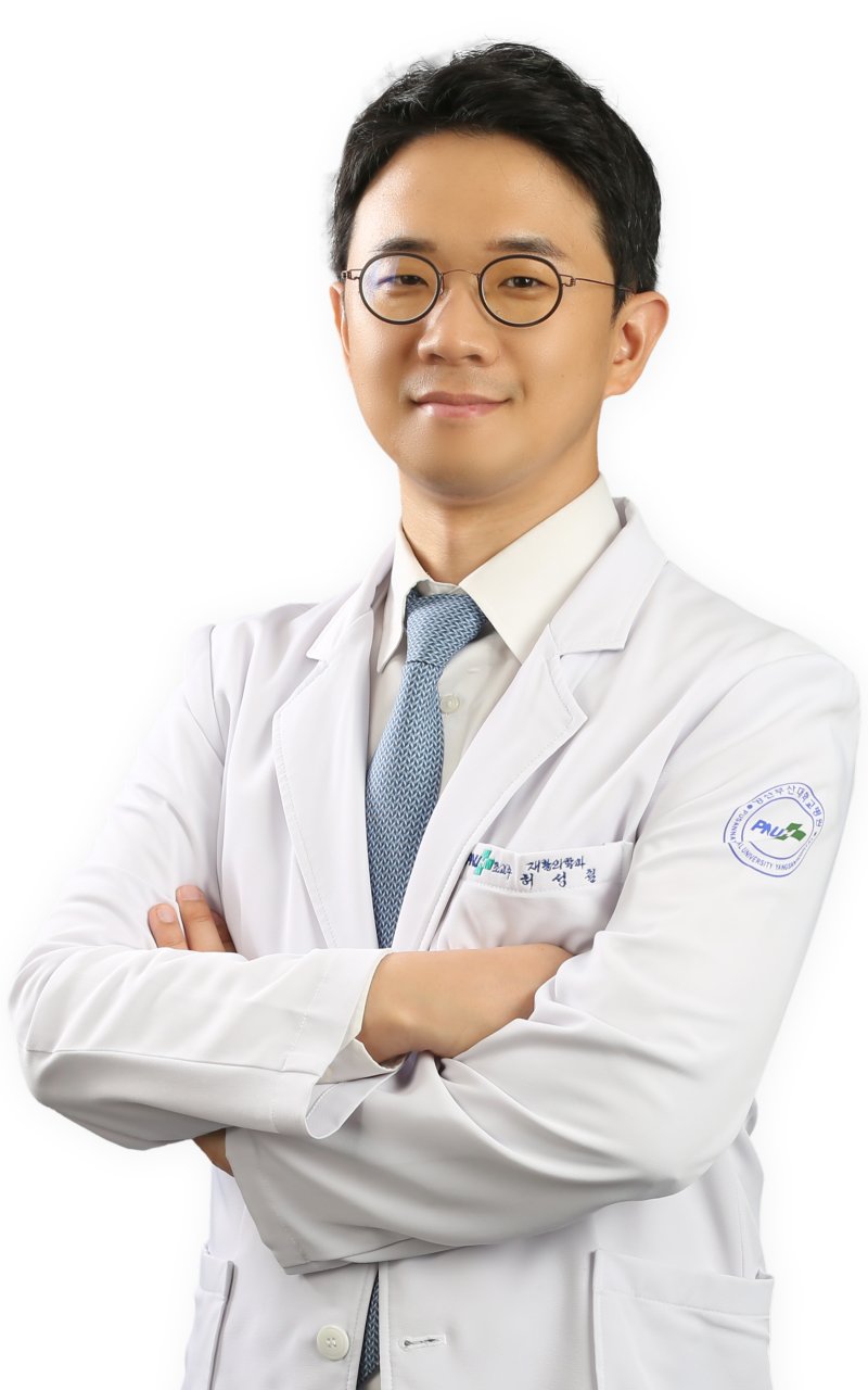 [양산=뉴시스] 양산부산대병원 재활의학과 허성철 교수. (사진=양산부산대병원 제공) 2025.04.02. photo@newsis.com *재판매 및 DB 금지