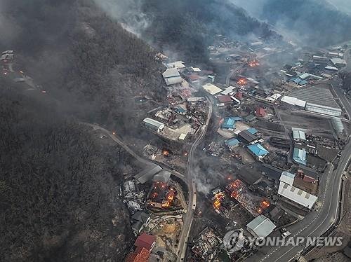 전쟁터 방불케 하는 산불 현장 (출처=연합뉴스)