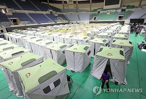 길어지는 대피소 생활 (출처=연합뉴스)