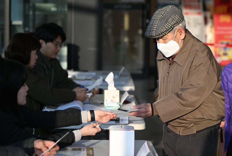 [담양=뉴시스] 박기웅 기자 = 4·2 담양군수 재선거 본투표일인 2일 오전 전남 담양군 담양읍 제2투표소(담양문화회관)에서 유권자가 투표용지를 받고 있다. 2025.04.02. pboxer@newsis.com