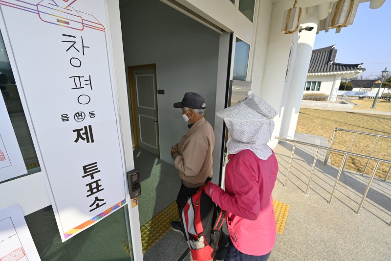 [담양=뉴시스] 박기웅 기자 = 4·2 담양군수 재선거 본투표일인 2일 오전 전남 담양군 담양읍 창평면투표소(창흥학당) 입구에서 유권자가 투표소에 들어서고 있다. 2025.04.02. pboxer@newsis.com