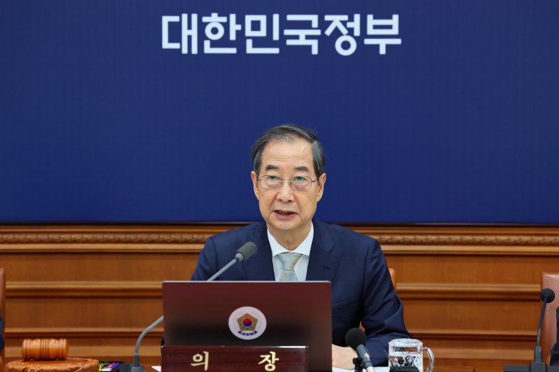 한덕수 대통령 권한대행 국무총리가 1일 서울 종로구 정부서울청사에서 열린 국무회의에서 발언을 하고 있다. (총리실 제공, 재판매 및 DB 금지) 2025.4.1/뉴스1 ⓒ News1 임세영 기자