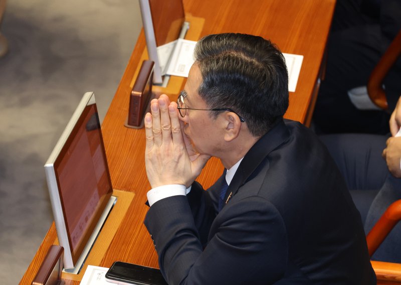 [서울=뉴시스] 고승민 기자 = 정성호 더불어민주당 의원이 14일 서울 여의도 국회에서 윤석열 대통령 탄핵소추안을 안건으로 열린 제419회 국회(임시회) 제4차 본회의에서 탄핵안 개표 중 두손을 모으고 있다. 2024.12.14. kkssmm99@newsis.com