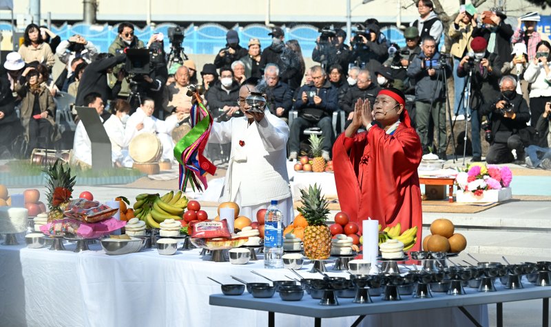 [제주=뉴시스] 우장호 기자 = 제77주년 제주4·3 추념식을 하루 앞둔 2일 오전 제주시 건입동 주정공장수용소 4·3 역사관 야외공원에서 희생자의 넋을 기리는 위령제가 열리고 있다. 2025.04.02. woo1223@newsis.com
