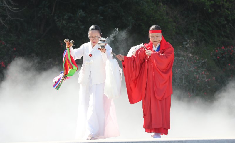 [제주=뉴시스] 우장호 기자 = 제77주년 제주4·3 추념식을 하루 앞둔 2일 오전 제주시 건입동 주정공장수용소 4·3 역사관 야외공원에서 희생자의 넋을 기리는 위령제가 열리고 있다. 2025.04.02. woo1223@newsis.com
