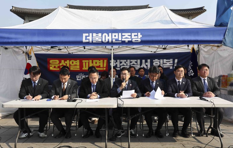 [서울=뉴시스] 김근수 기자 = 박찬대 더불어민주당 원내대표가 지난 1일 서울 종로구 광화문에 마련된 천막당사에서 원내대책회의를 주재하고 있다. 2025.04.01. ks@newsis.com