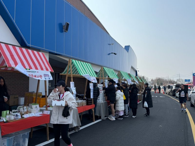 정읍시가 시민들과 사회적경제기업을 잇는 ‘사회적경제기업 장터’를 벚꽃축제 기간인 5일 정읍천변 달하다리에서 개최한다. 정읍 사회적기업 행사 모습(정읍시 제공. 재판매 및 DB금지)