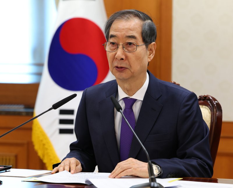 [서울=뉴시스] 최진석 기자 = 한덕수 대통령 권한대행 국무총리가 2일 정부서울청사에서 열린 치안관계 장관회의를 주재하고 있다. 2025.04.02. myjs@newsis.com