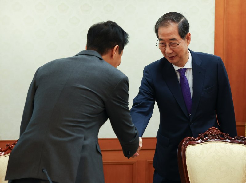 [서울=뉴시스] 최진석 기자 = 한덕수 대통령 권한대행 국무총리가 2일 정부서울청사에서 열린 치안관계 장관회의에 입장하며 오세훈 서울시장과 악수하고 있다. 2025.04.02. myjs@newsis.com