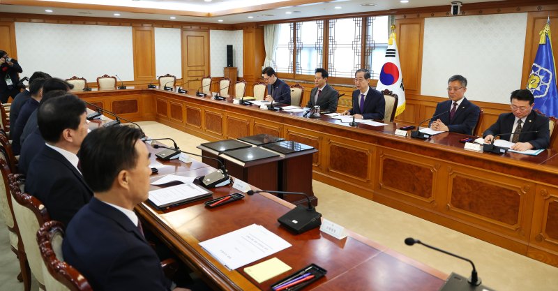 [서울=뉴시스] 최진석 기자 = 한덕수 대통령 권한대행 국무총리가 2일 정부서울청사에서 열린 치안관계 장관회의를 주재하고 있다. 2025.04.02. myjs@newsis.com