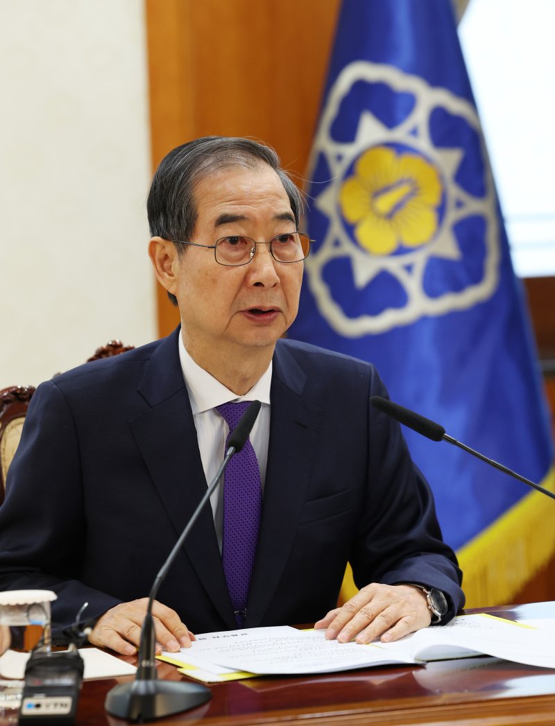 [서울=뉴시스] 최진석 기자 = 한덕수 대통령 권한대행 국무총리가 2일 정부서울청사에서 열린 치안관계 장관회의를 주재하고 있다. 2025.04.02. myjs@newsis.com