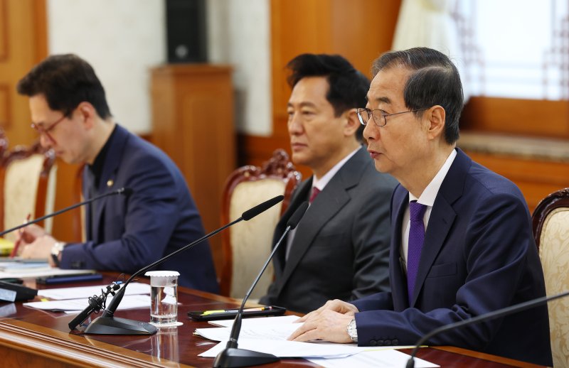 [서울=뉴시스] 최진석 기자 = 한덕수 대통령 권한대행 국무총리가 2일 정부서울청사에서 열린 치안관계 장관회의를 주재하고 있다. 오른쪽부터 한 권한대행, 오세훈 서울시장 손영택 국무총리 비서실장. 2025.04.02. myjs@newsis.com
