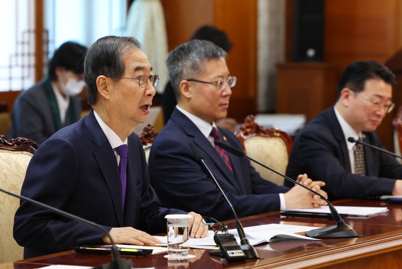[서울=뉴시스] 최진석 기자 = 한덕수 대통령 권한대행 국무총리가 2일 정부서울청사에서 열린 치안관계 장관회의를 주재하고 있다. 2025.04.02. myjs@newsis.com
