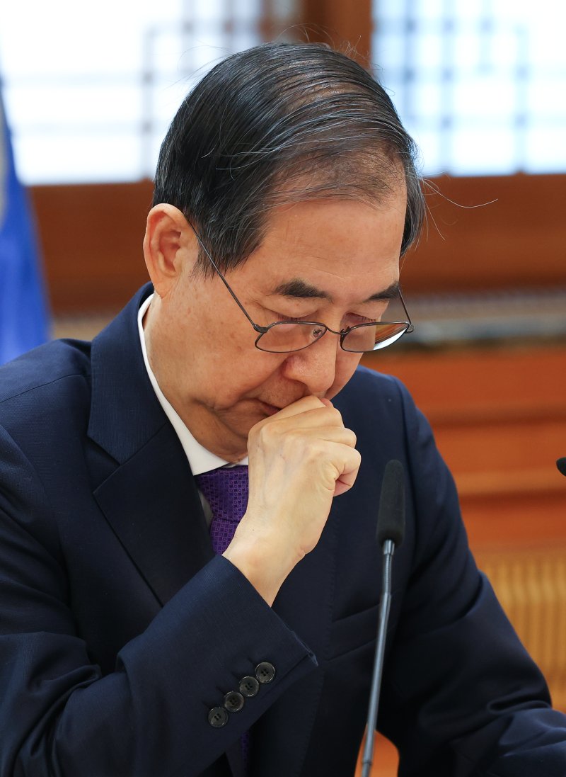 [서울=뉴시스] 최진석 기자 = 한덕수 대통령 권한대행 국무총리가 2일 정부서울청사에서 열린 치안관계 장관회의에서 오세훈 서울시장의 보고를 듣고 있다. 2025.04.02. myjs@newsis.com