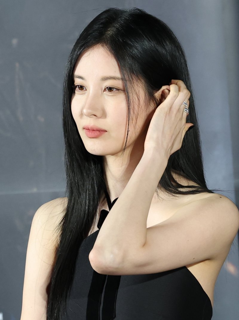 소녀시대 서현(본명 서주현)이 2일 서울 광진구 롯데시네마 건대입구에서 열린 영화 '거룩한 밤: 데몬 헌터스’(감독 임대희) 제작보고회에 참석해 매력을 발산하고 있다. '거룩한 밤: 데몬 헌터스'는 악을 숭배하는 집단에 의해 혼란에 빠진 도시, 특별한 능력을 가진 어둠의 해결사 ‘거룩한 밤’ 팀 바우(마동석 분), 샤론(서현 분), 김군(이다윗 준)이 악의 무리를 처단하는 오컬트 액션 영화다 2025.4.2/뉴스1 ⓒ News1 권현진 기자