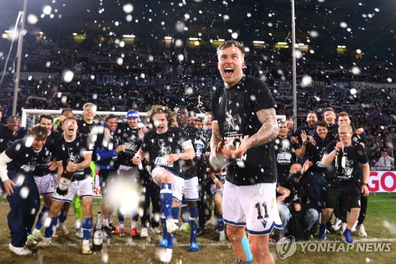 레버쿠젠을 꺾은 뒤 기쁨을 나루는 빌레펠트 선수단. (출처=연합뉴스)