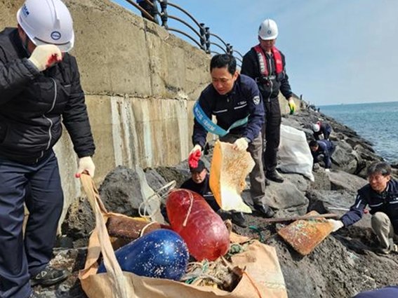 [제주=뉴시스] 남해어업관리단과 해양환경공단이 1일 제주항 일대에서 환경 정화 활동을 하고 있다. (사진=남해어업관리단 제공) 2025.04.02. photo@newsis.com