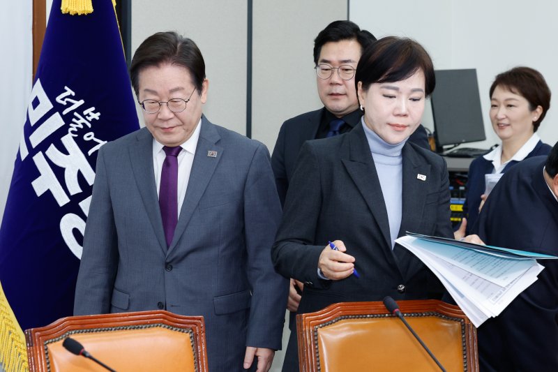 이재명 더불어민주당 대표(왼쪽부터), 박찬대 원내대표, 전현희, 이언주 최고위원이 21일 오전 서울 여의도 국회에서 열린 최고위원회의에 입장하고 있다. 2025.3.21/뉴스1 ⓒ News1 안은나 기자