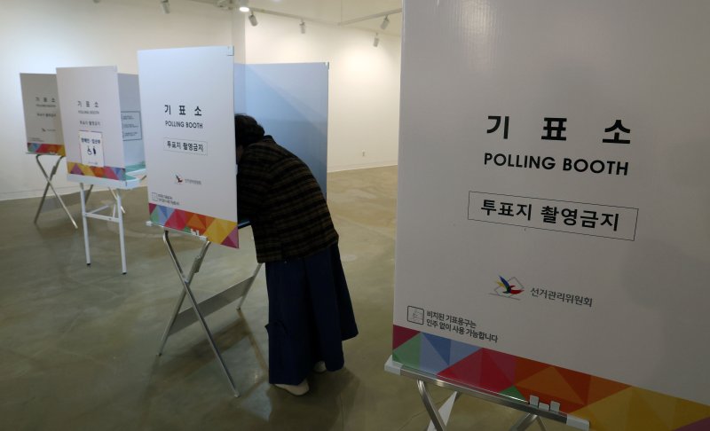 구로구청장 보궐선거일인 2일 서울 구로구 갤러리구루지에 마련된 구로제5동 제3투표소에서 유권자가 투표를 하고 있다. 2025.4.2/뉴스1 ⓒ News1 박세연 기자