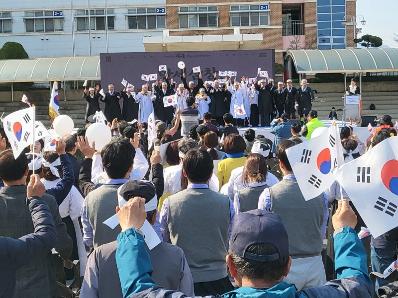 [대전=뉴시스] 대전보훈청이 최근 두마초에서 열린 제106주년 두계장터 4·1 독립만세운동 재현 행사에 참석했다. (사진=대전지방보훈청 제공) 2025.04.02. photo@newsis.com *재판매 및 DB 금지
