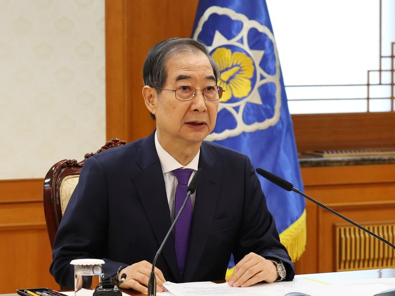 [서울=뉴시스] 최진석 기자 = 한덕수 대통령 권한대행 국무총리가 2일 정부서울청사에서 열린 치안관계 장관회의를 주재하고 있다. 2025.04.02. myjs@newsis.com