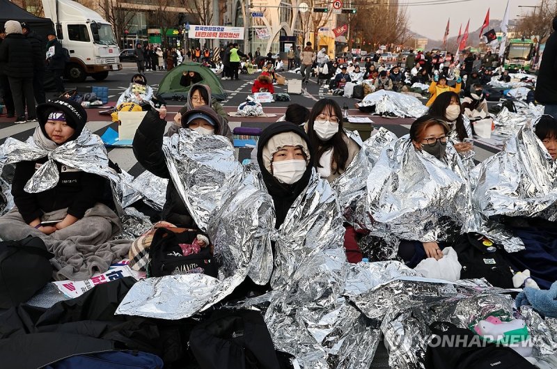 24시간 철야 파면 촉구 집회 (출처=연합뉴스)