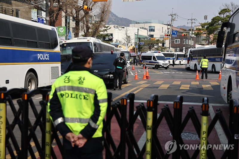 헌재 인근 '진공상태화' 착수하는 경찰 (출처=연합뉴스)