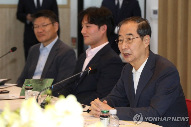 2024년 10월 당시 청년창업사관학교 간담회에 참석한 한덕수 총리 (출처=연합뉴스)
