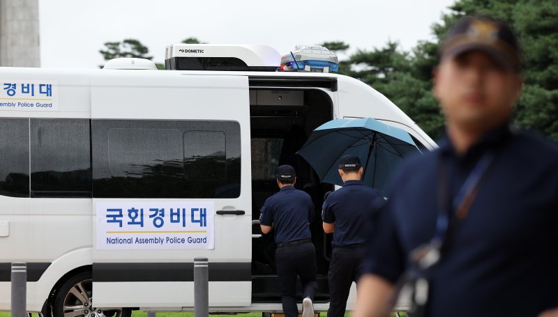 윤석열 대통령이 모든 현장 경찰에 저위험 권총을 보급하겠다고 밝힌 29일 서울 여의도 국회에서 국회경비대가 순찰을 돌고 있다. 2023.8.29/뉴스1 ⓒ News1 이동해 기자