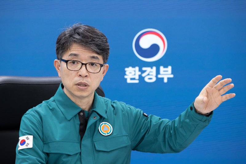 김완섭 환경부장관이 정부세종청사에서 열린 긴급 간부회의에서 지리산‧주왕산 국립공원, 환경기초시설 등의 산불 피해 및 대응 상황을 점검하고 총력 대응을 당부하고 있다. (환경부 제공. 재판매 및 DB 금지) 2025.3.27/뉴스1