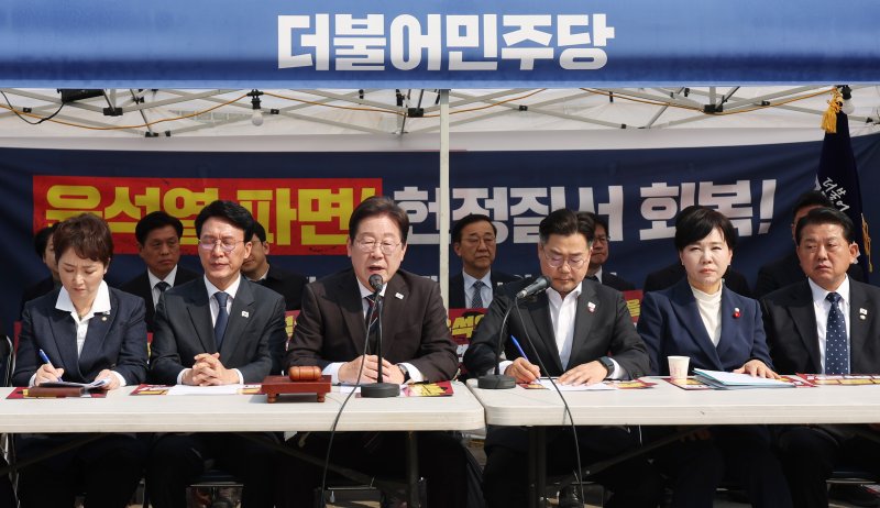 [서울=뉴시스] 김진아 기자 = 이재명 더불어민주당 대표가 2일 서울 종로구 광화문에 마련된 천막당사에서 열린 최고위원회의에서 발언하고 있다. 2025.04.02. bluesoda@newsis.com