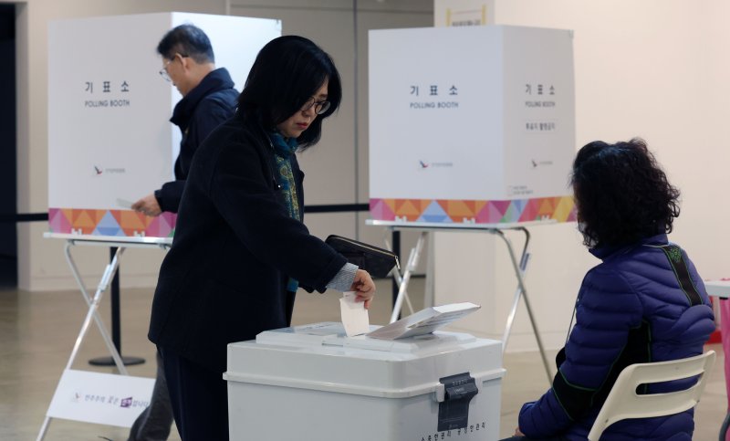 구로구청장 보궐선거일인 2일 서울 구로구 갤러리구루지에 마련된 구로제5동 제3투표소에서 유권자가 투표를 하고 있다. 2025.4.2/뉴스1 ⓒ News1 박세연 기자 /사진=뉴스1