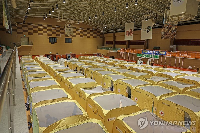 이재민 머물고 있는 대피소 (출처=연합뉴스)