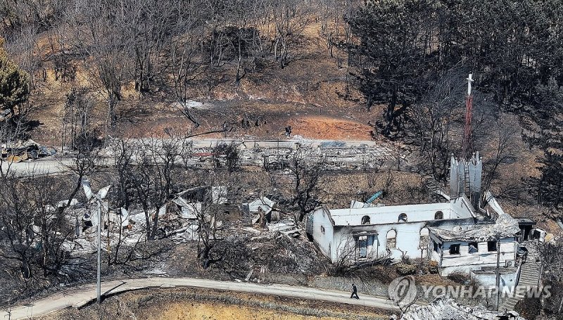 산불에 쑥대밭 된 마을, 피해조사 한창 (출처=연합뉴스)
