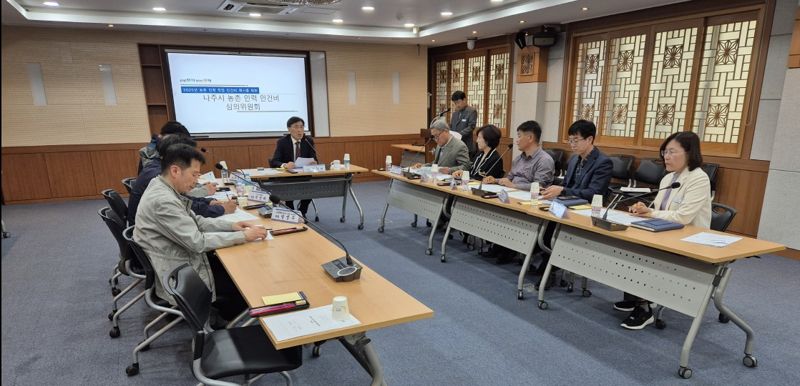 전남 나주시는 최근 '2025년 농촌인력 인건비 심의위원회'<사진>를 열어 농촌 근로자의 하루 인건비 기준 금액을 11만원(단순 노무, 8시간 기준)으로 제시했다고 2일 밝혔다. 나주시 제공