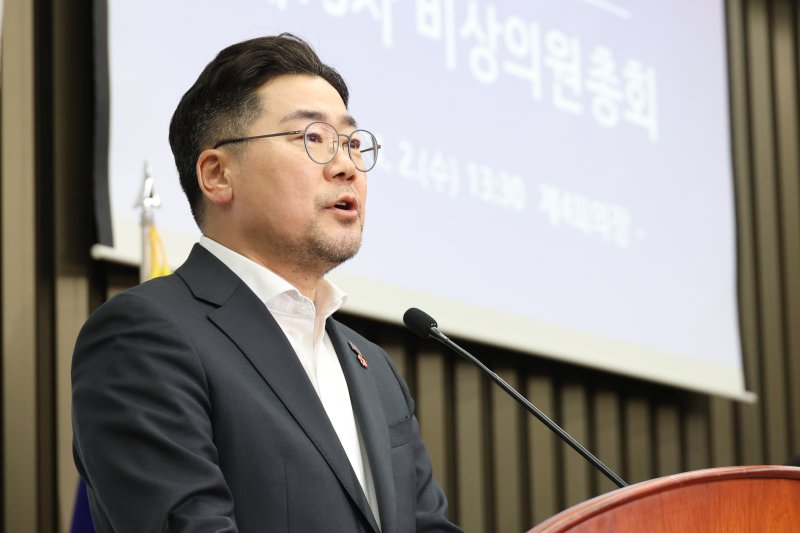 박찬대 더불어민주당 원내대표가 2일 오후 서울 여의도 국회에서 열린 비상의원총회에서 발언하고 있다. 2025.4.2/뉴스1 ⓒ News1 이광호 기자