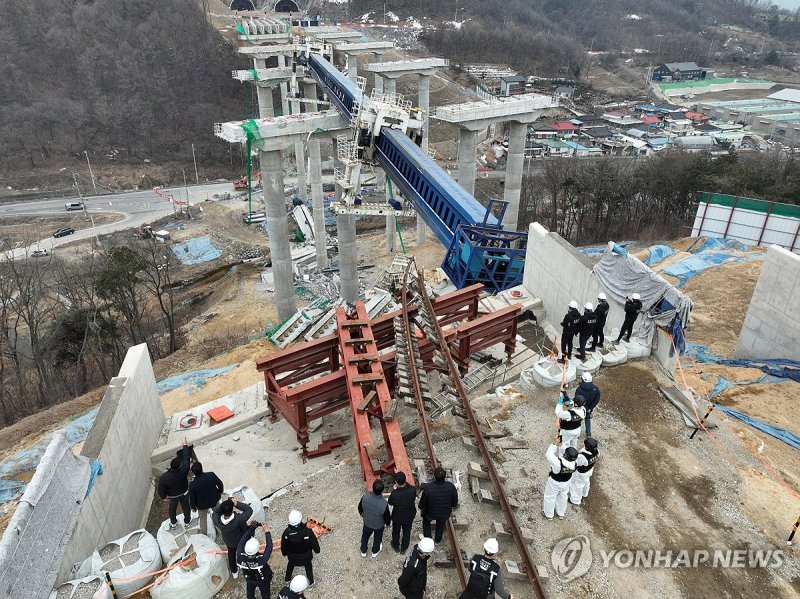 고속도로 건설현장 교량 구조물 붕괴 원인을 찾아라 (출처=연합뉴스)
