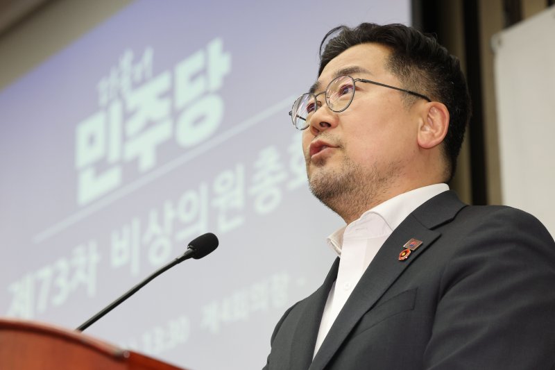 [서울=뉴시스] 권창회 기자 = 박찬대 더불어민주당 원내대표가 2일 오후 서울 여의도 국회에서 열린 비상의원총회에서 발언하고 있다. 2025.04.02. kch0523@newsis.com
