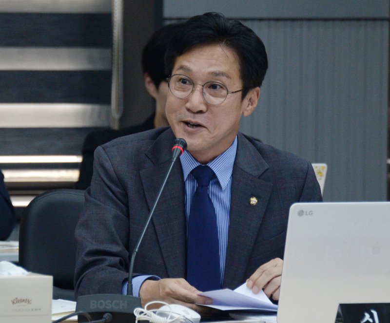 [전주=뉴시스] 김얼 기자 = 신영대 더불어민주당 국회의원이 23일 전북 전주시 한국은행 전북본부에서 열린 '2024년도 국회 기획재정위원회 국정감사'에 참석해 발언하고 있다. 2024.10.23. pmkeul@newsis.com