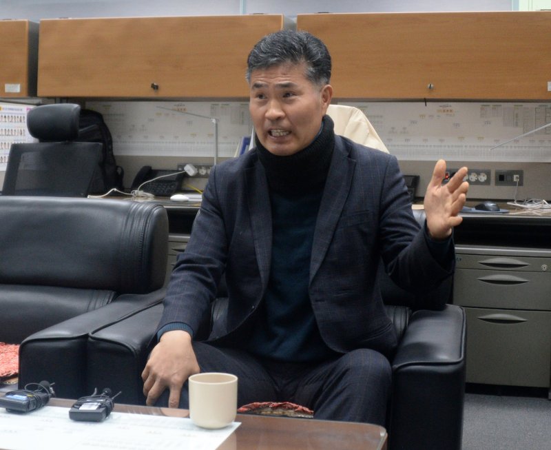 [전주=뉴시스] 김얼 기자 = 이원택 더불어민주당 전북특별자치도당 위원장이 1일 전북 전주시 전북특별자치도의회 기자실을 방문해 현안 기자간담회를 열고 질의에 답변하고 있다. 2025.04.01. pmkeul@newsis.com