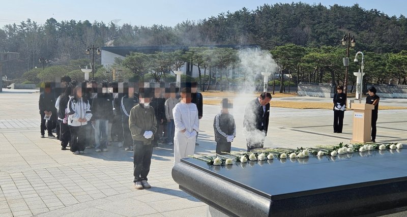 오월버스 타고 5·18묘지 찾은 학생들 (출처=연합뉴스)