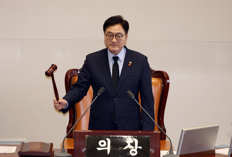 [서울=뉴시스] 고승민 기자 = 우원식 국회 의장이 2일 서울 여의도 국회에서 제423회 국회(임시회) 제3차 본회의를 개의하고 있다. 2025.04.02. kkssmm99@newsis.com <저작권자ⓒ 공감언론 뉴시스통신사. 무단전재-재배포 금지.> /사진=뉴시스화상