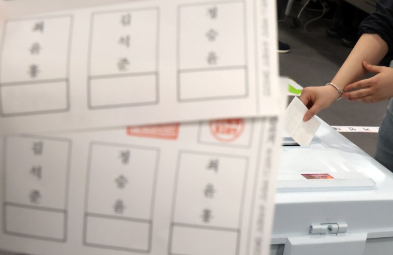 [부산=뉴시스] 하경민 기자 = 부산교육감 재선거 사전투표를 하루 앞둔 27일 부산 연제구청 2층 대회의실에 마련된 사전투표소에서 투표관리관 등이 투표절차를 점검하고 있다. 2025.03.27. yulnetphoto@newsis.com