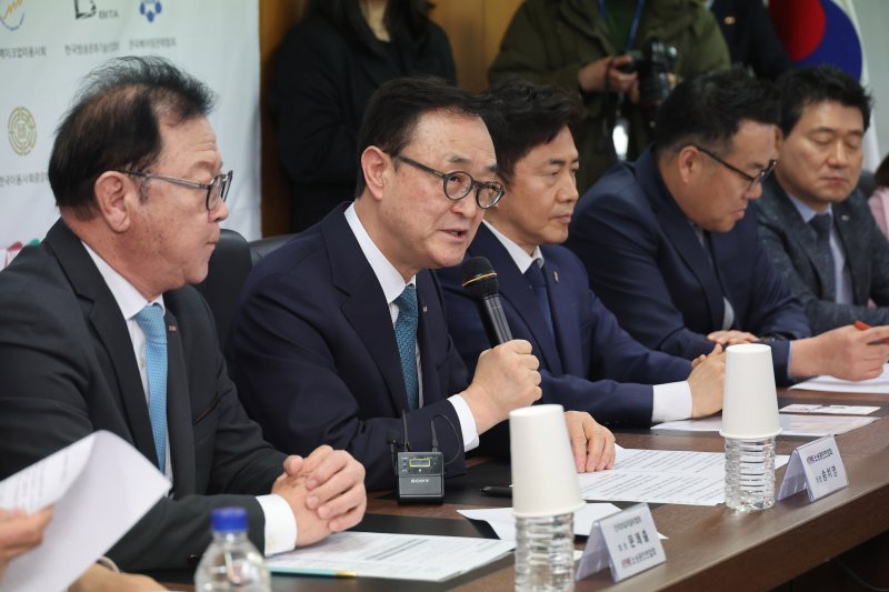 [서울=뉴시스] 국회사진기자단 = 송치영 소상공인연합회장이 2일 서울 여의도 소상공인연합회 대회의실에서 열린 더불어민주당-소상공인연합회 민생경제 현장간담회에서 발언하고 있다. 2025.04.02. photo@newsis.com