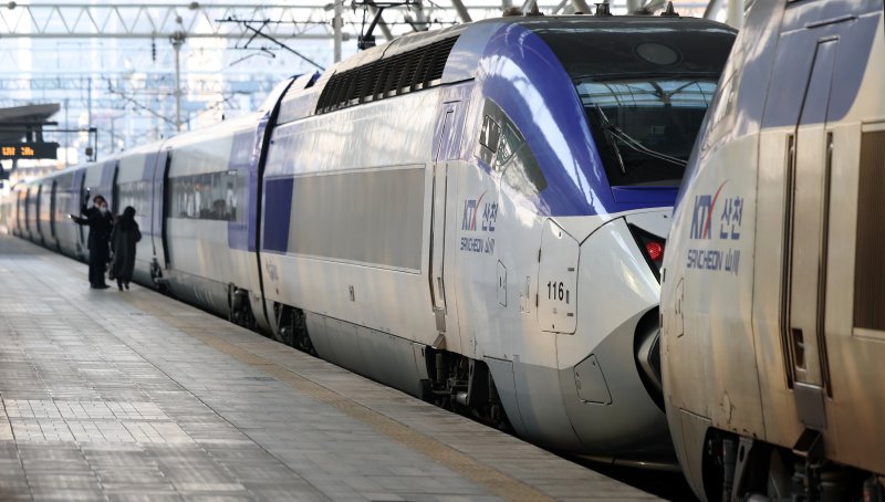 서울역에서 승객이 KTX(고속철도) 열차에 탑승하고 있다.2025.3.7/뉴스1 ⓒ News1 황기선 기자