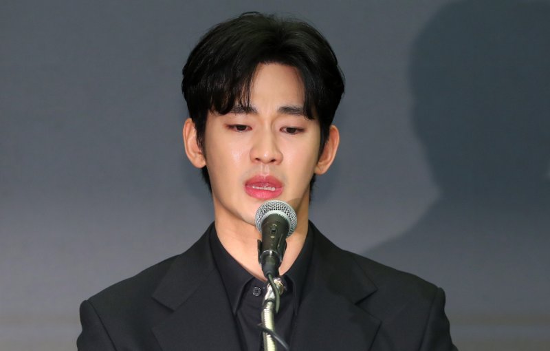 [서울=뉴시스] 김혜진 기자 = 배우 김수현이 31일 오후 서울 마포구 스탠포드호텔에서 기자회견을 열고 자신을 둘러싼 의혹에 대해 입장을 밝히고 있다. 2025.03.31. jini@newsis.com