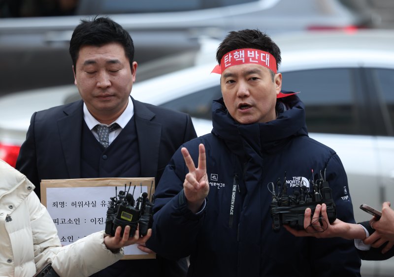 [서울=뉴시스] 김명년 기자 = 김세의 가로세로연구소 대표가 17일 오후 서울 종로구 서울경찰청 민원실 앞에서 故 김새론 유족 측 법률대리인 부지석 변호사와 함께 유튜버 이진호에 대한 고소장 접수 전 기자회견하고 있다. 2025.03.17. kmn@newsis.com