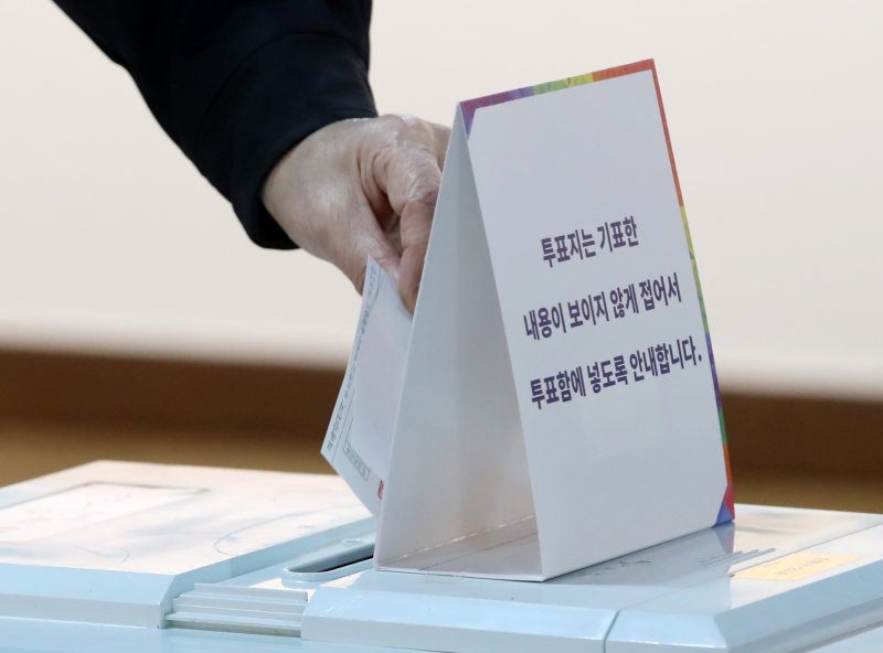 4·2 부산시교육감 재선거일인 2일 오전 부산 수영구생활문화센터에 마련된 광안제2동 제2투표소가 한산한 모습을 보이는 가운데 유권자가 투표를 하고 있다. 2025.4.2/뉴스1 ⓒ News1 윤일지 기자