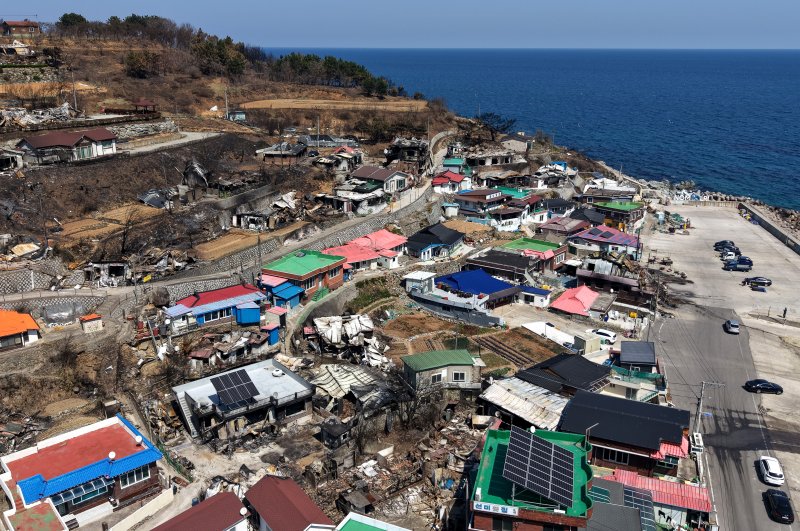 [영덕=뉴시스] 이무열 기자 = 경북 영덕군 영덕읍 노물리 마을이 산불로 전소돼 폐허가 되어 있다. 2025.04.01. lmy@newsis.com