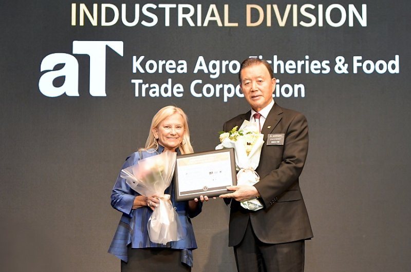 한국농수산식품유통공사(aT)는 2일 '2025 뉴욕페스티벌 대한민국 국가브랜드 대상'에서 2년 연속 'ESG 경영' 공공 부문 대상을 수상했다. (사진 = aT 제공) 2025.04.02. *재판매 및 DB 금지